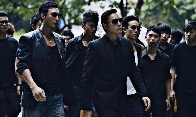 此时李洪和他的手下明显是懵的,李代明带领自己的兄弟一哄而上,开始对