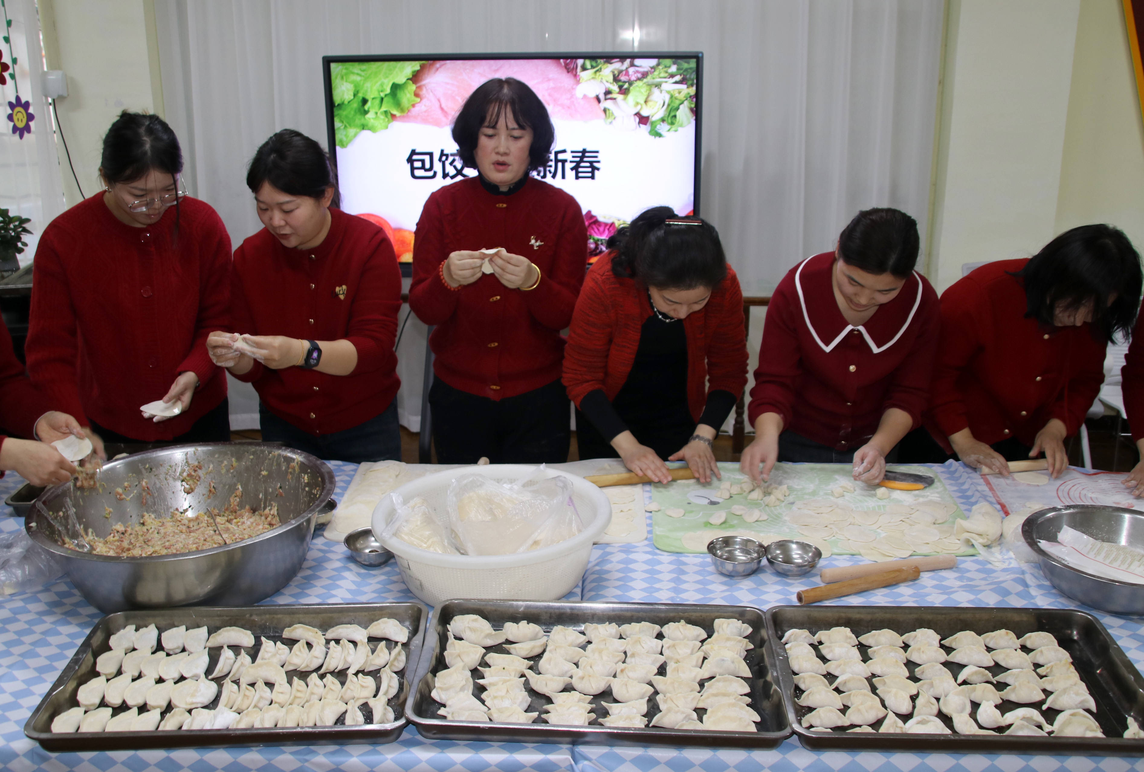 春节活动照片包饺子图片