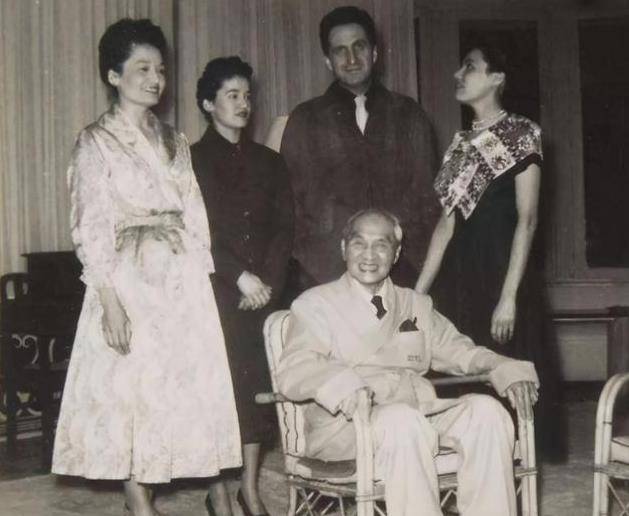 娶15岁娇妻,只为与36岁岳母暧昧的卢芹斋,为何让人又爱又恨?