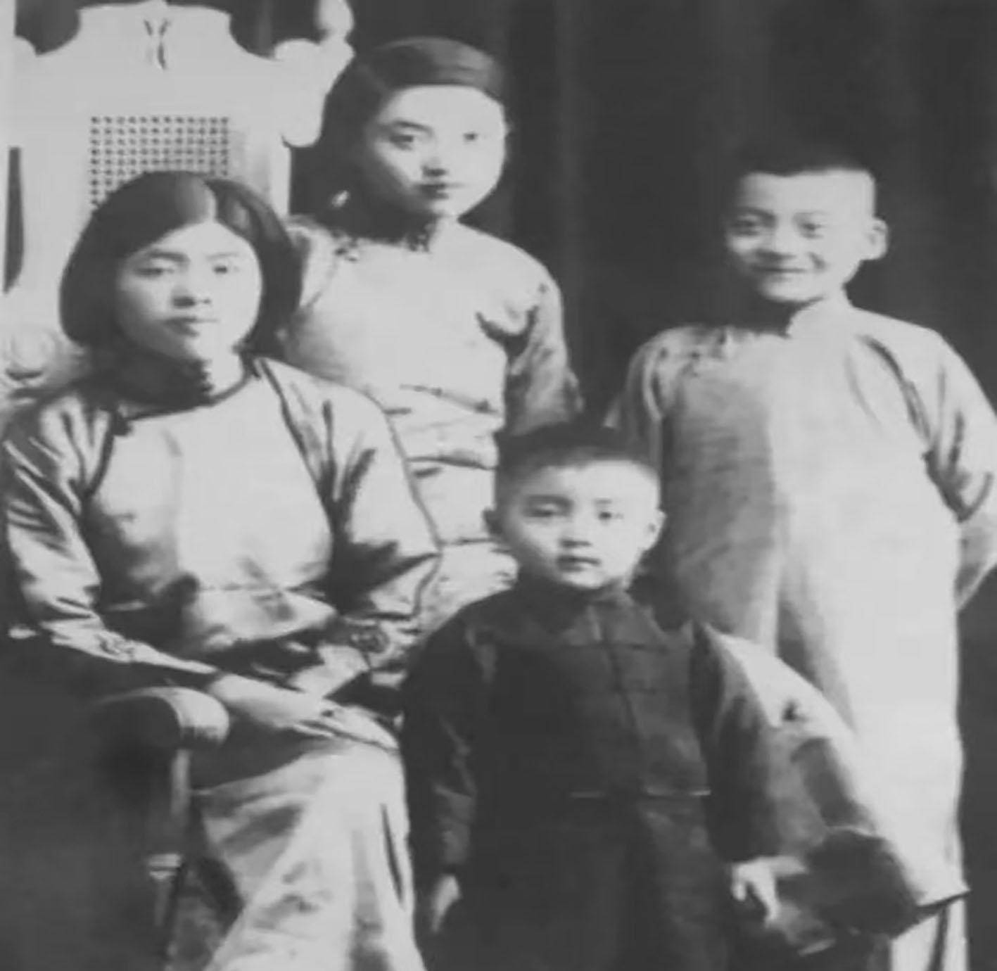 这在邓稼先《回忆我的父亲邓以蛰》一文里笔笔分明.