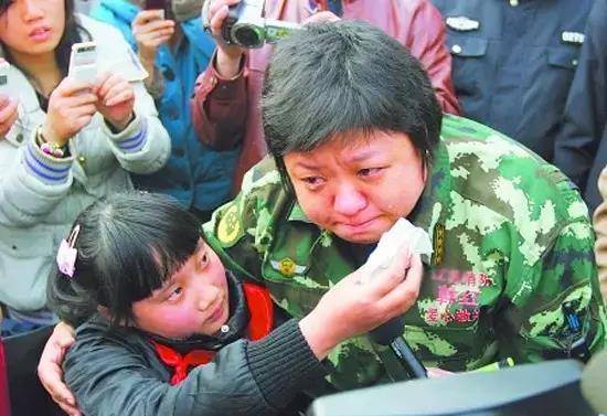 99年贵州缆车事故,韩红收养失去双亲的2岁男孩,后来他怎样了?