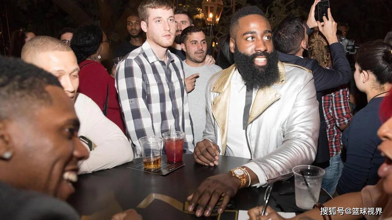 四,詹姆斯哈登的混乱生活,能被冠上nba夜店小王子的名号,哈登绝对不是