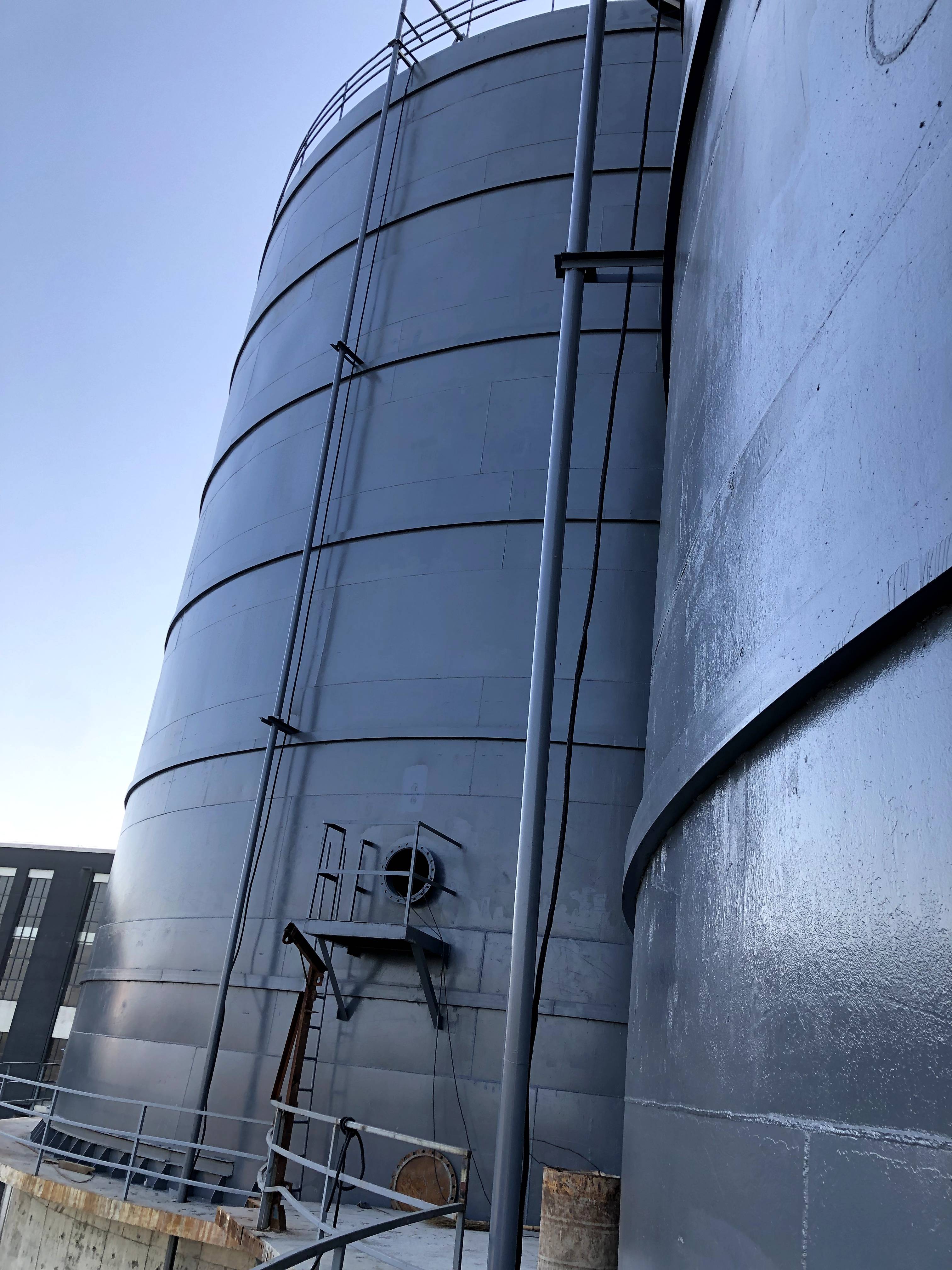 80t水泥罐的直径是3米,高度一般是9米.100t水泥罐是比