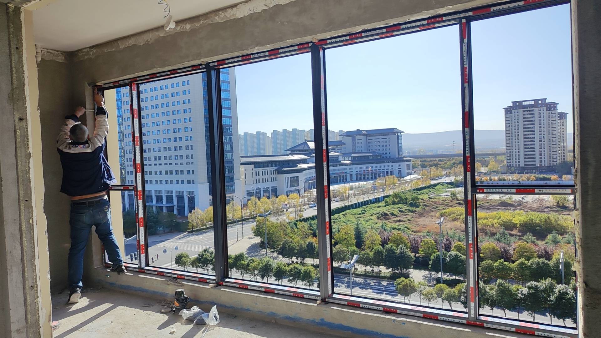 洛阳伊水东望9楼封阳台断桥铝110钢纱一体系统系统门窗安装过程