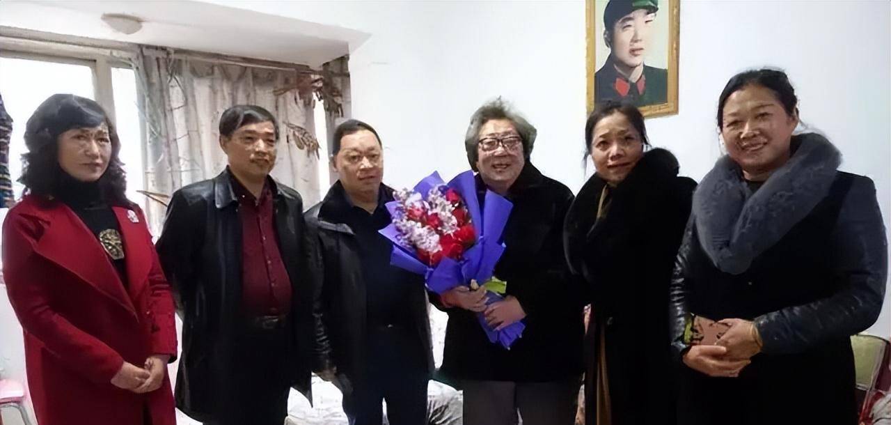 但是哪怕工作后,张茹依然心系老山,和战友们一起发起了"老兵关爱行动"