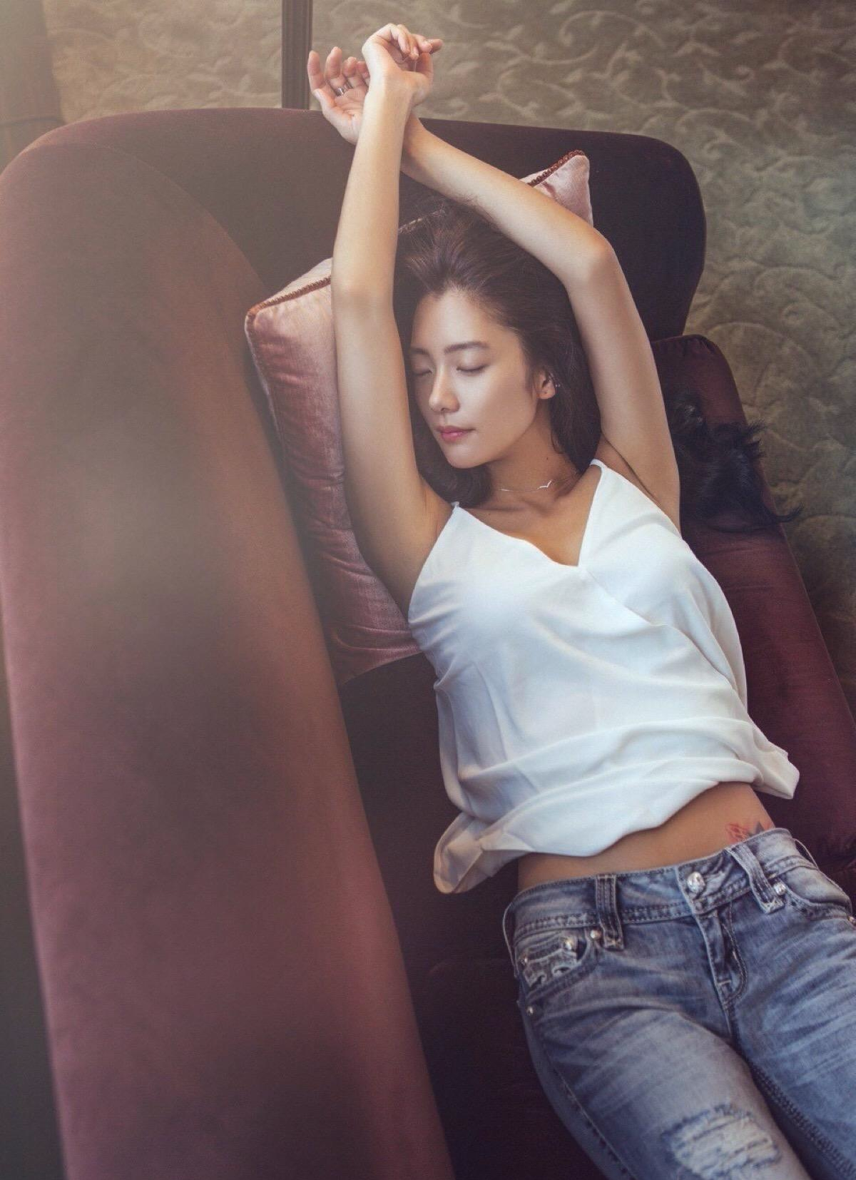 李成敏惊艳亮相,完美身材展露无遗,饱满丰腴尽显成熟