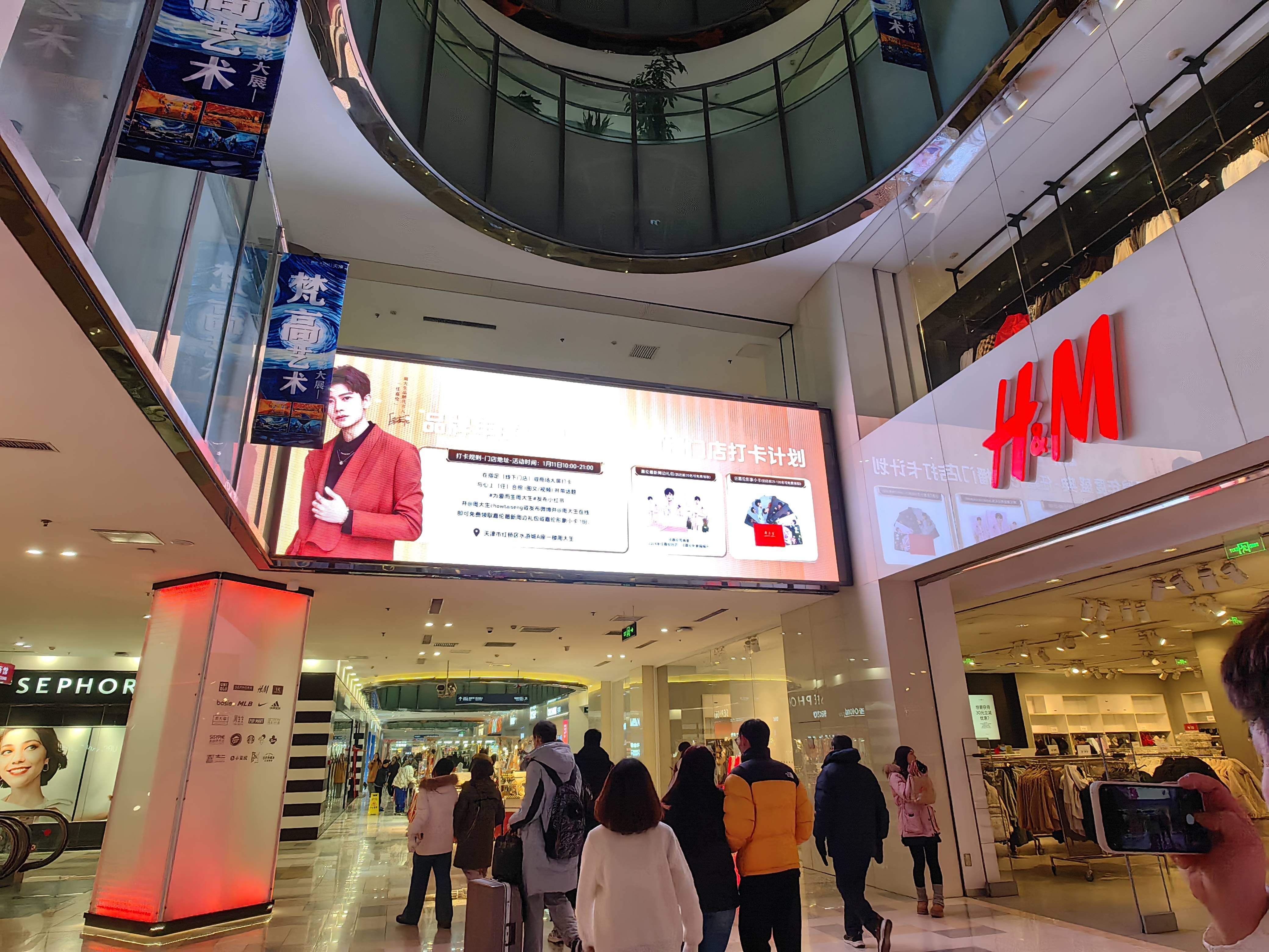 2023年的周大生,在发疯的世界里为爱而生_直播_品牌_产品