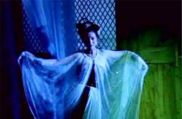 山村老尸》的背景音乐换成《东北二人转》,那么任凭楚人美蹦哒的再欢