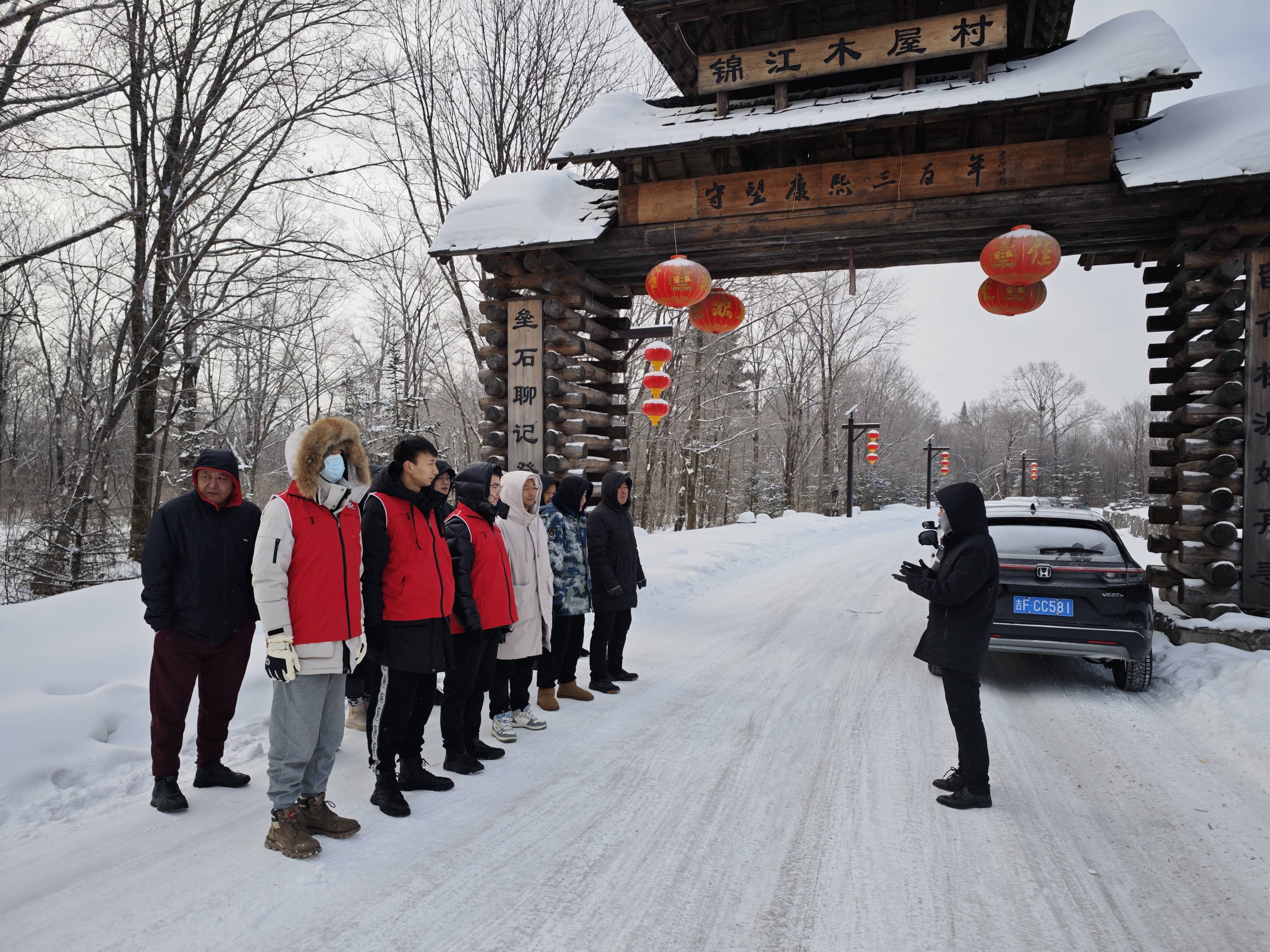 漫江镇开展主题党日活动:整治人居环境,扮靓冰天雪地