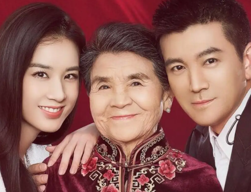 黄圣依八年"小三"生活,每天给婆婆洗脚,如今每年却有两亿零花钱_经历