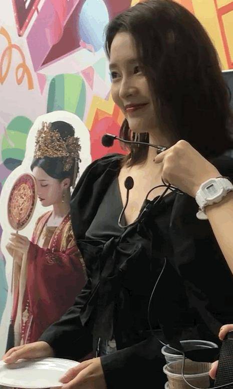 李沁出席活动被路人抓拍,离开10级滤镜后,不愧是生图上热搜的人_网友