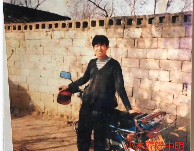 中的殷建华,察觉情况不对想往门口逃,但是,法子英已经拿刀守在了门口