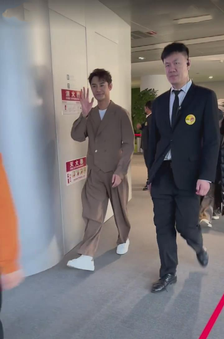 王凯怎么变样了?路人:也太像黄晓明了吧!_网友_视频_形象