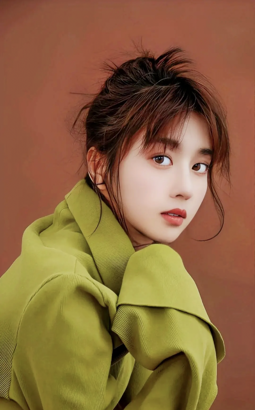 李凯馨清秀俏丽,洋溢着少女的娇美与活力,散发出青春的魅力