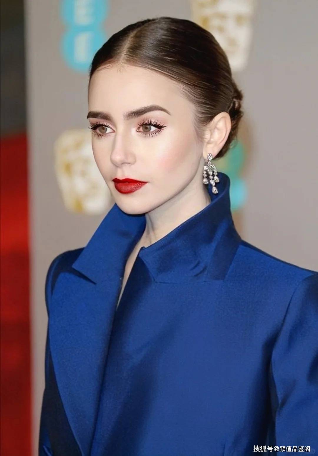 "魔镜魔镜"是哪个公主从油画里跑出来了:最美白雪公主莉莉·柯林斯