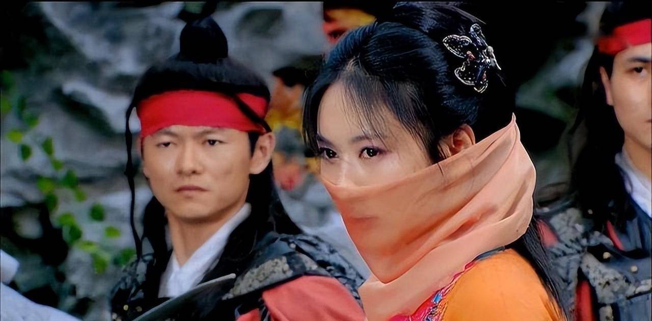 为了把莺歌培养成容家最好的一把刀,容浔经常与莺歌喂招