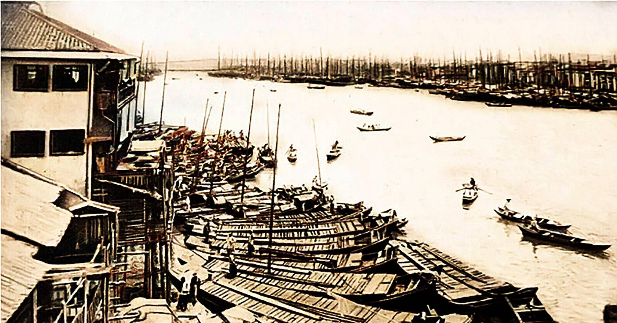 江汉关不是现在的样子,江汉路边都是两层木楼_照片_码头_人们