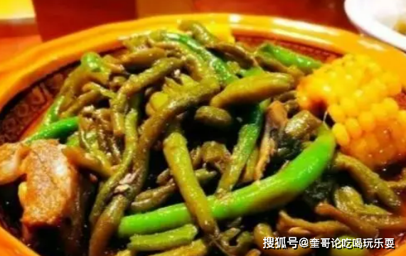 熬茄子大鍋菜是許多家庭喜愛的家常菜,口感鮮美,營養