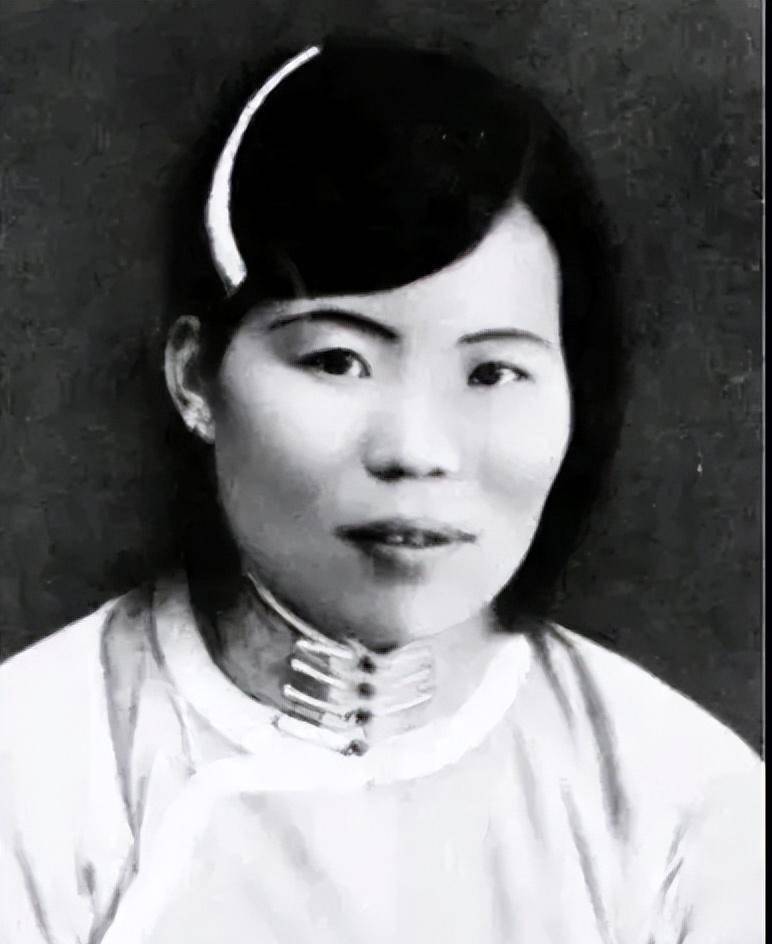 都没向国民党特务低过头,然而在那天她突然跪在了特务头子杨进兴的