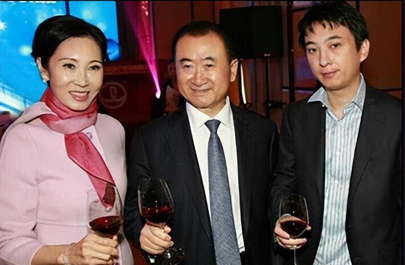 因为全家人要为老爷子举办百岁寿宴.
