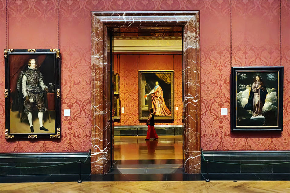 英国国家美术馆坐落在伦敦特拉法加广场,后者是一个交通枢纽,一个世俗