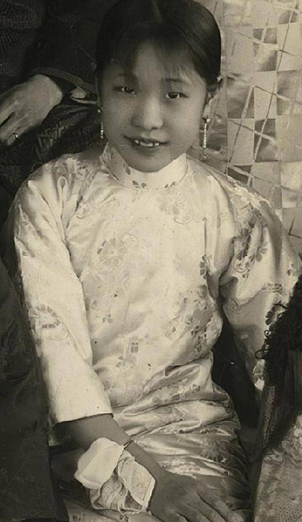 五妹 爱新觉罗·韫馨五妹晚年溥仪的六妹叫韫娱,乳名星格.1919年生人.