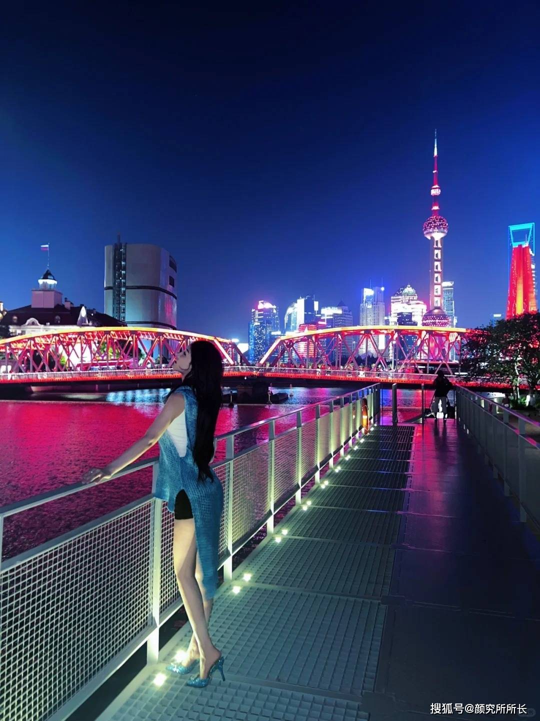 湖畔夜色下178cm极品尤物:优雅蓝色外套与黑色包臀裙