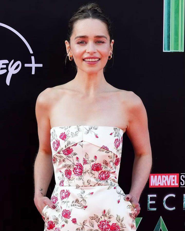 为艺术献身,龙妈艾米莉亚·克拉克的颜值与身材魅力,你能顶得住吗?