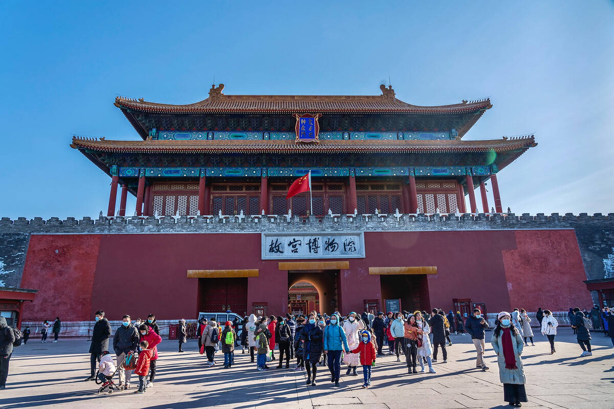 故宫是一座庞大的博物馆,内部珍藏着大量的文物和历史遗迹.