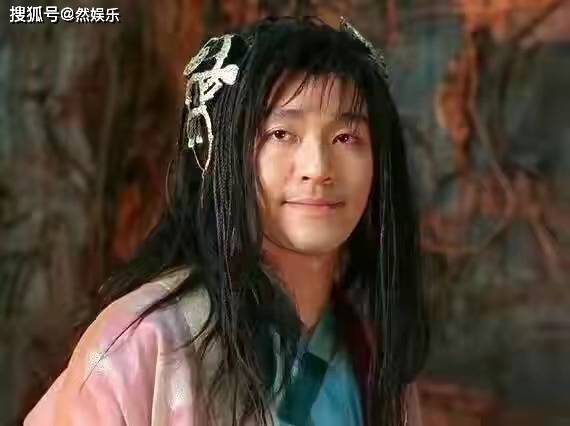 周星驰赶时髦体验离子烫,黑直长造型十分妖娆,我却笑