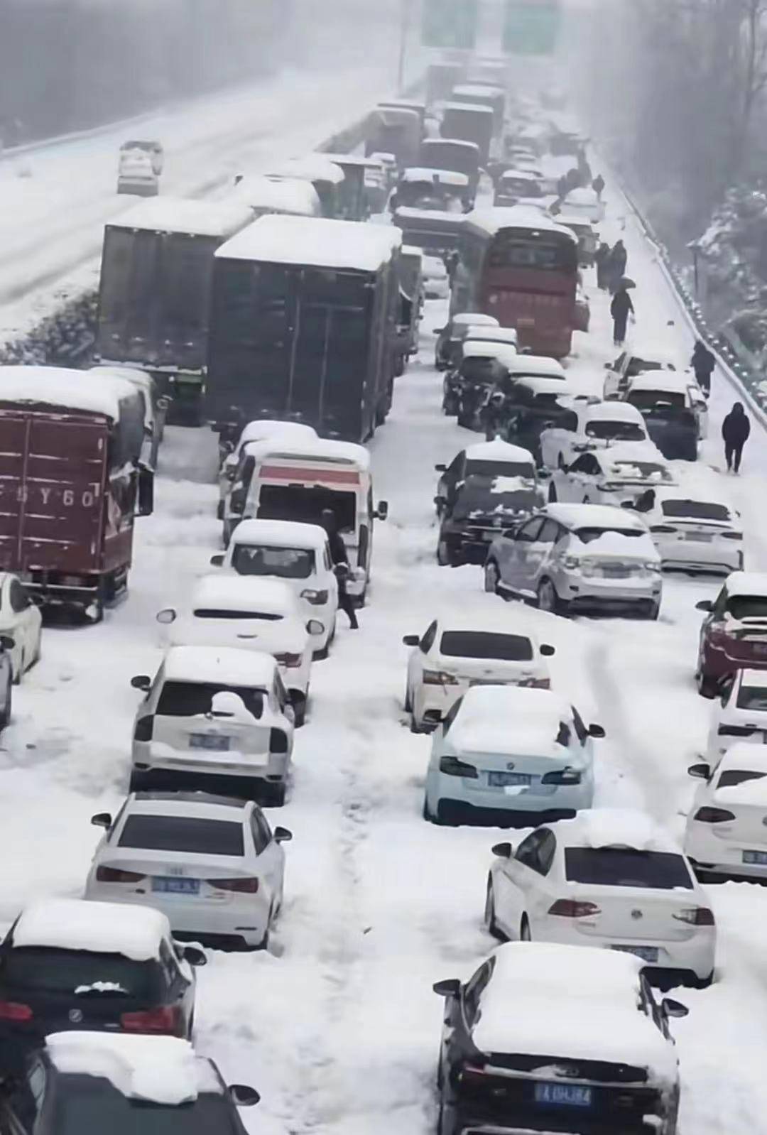 下雪高速堵车照片图片