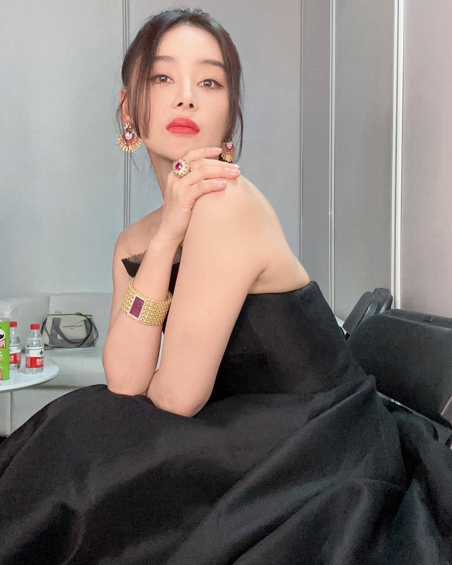 袁姗姗36岁依旧美艳动人!