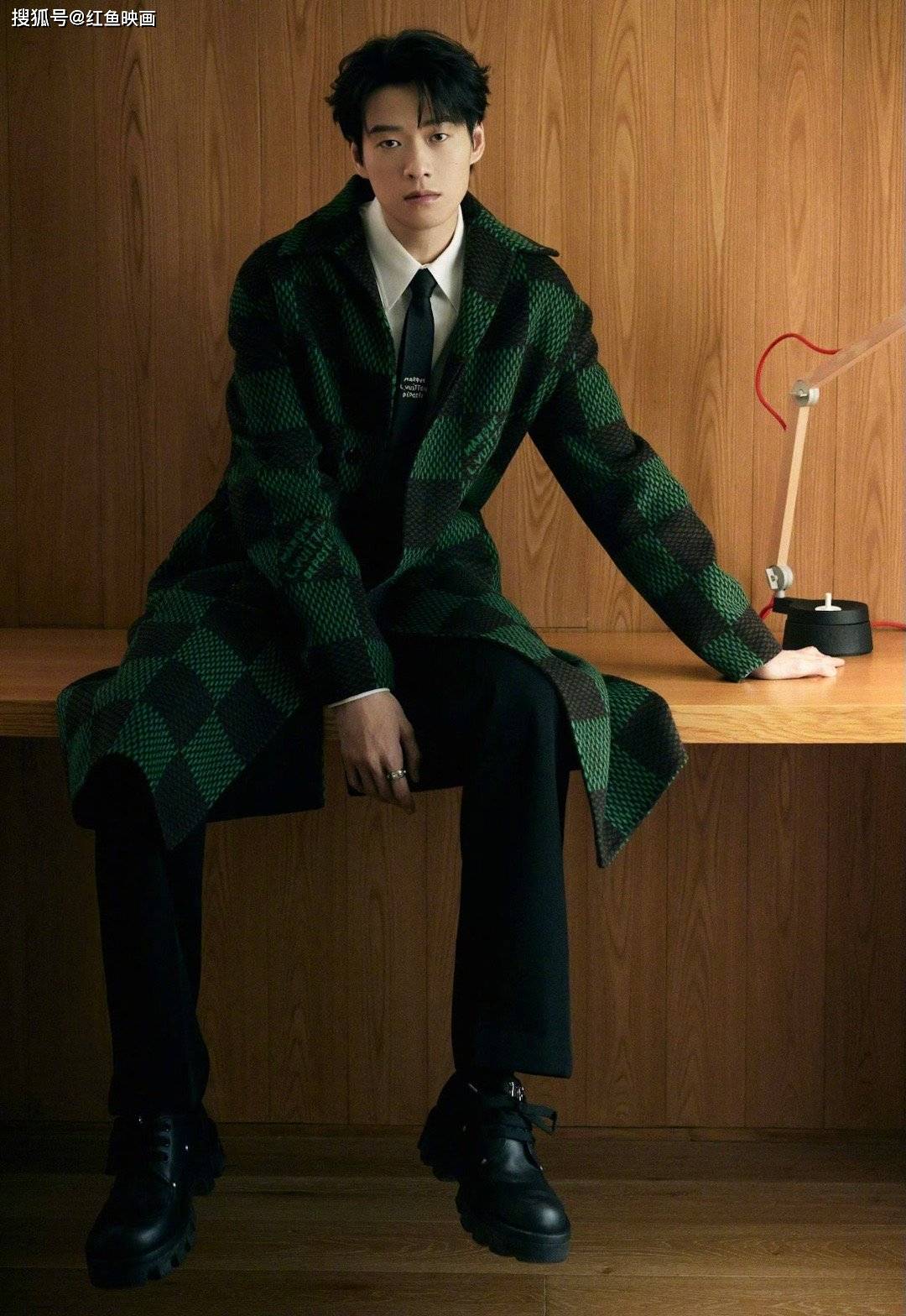 魏大勋 绿色棋盘格纹写真