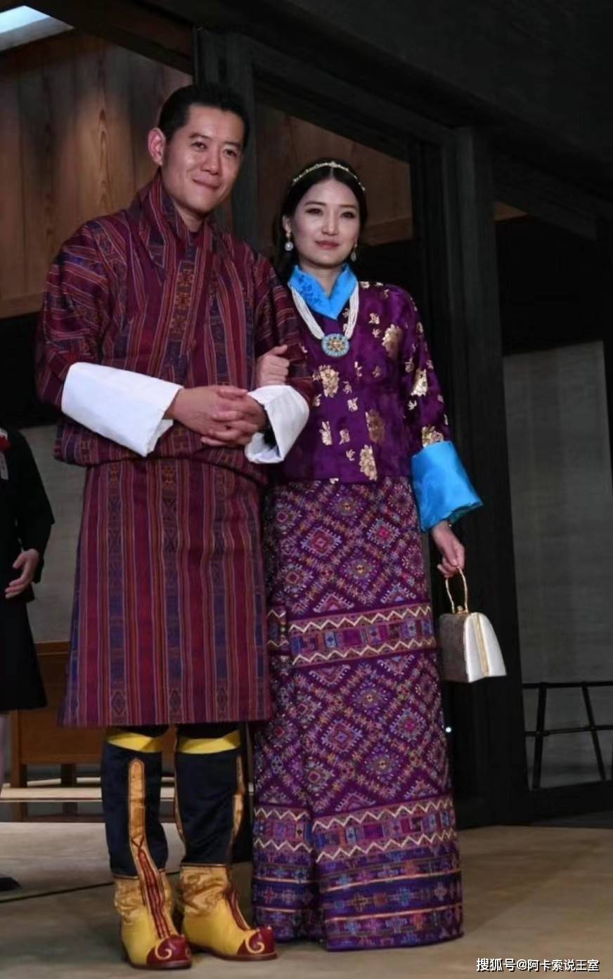 不丹王后佩玛新年出行不断变换新造型,几乎没有一件重复的,一副胜利者