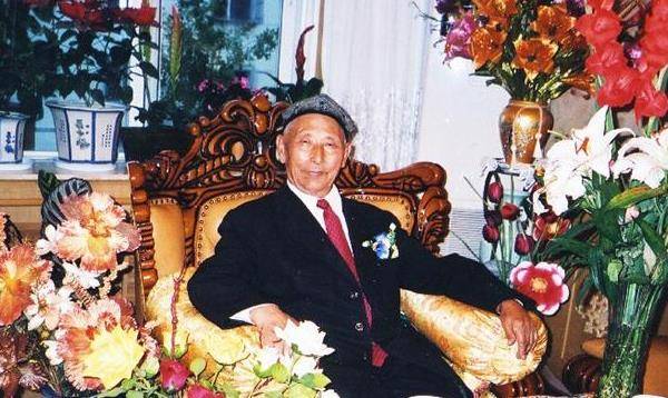 中国最后一位王爷,曾担任人大代表,2014年去世时身旁边挂着国旗