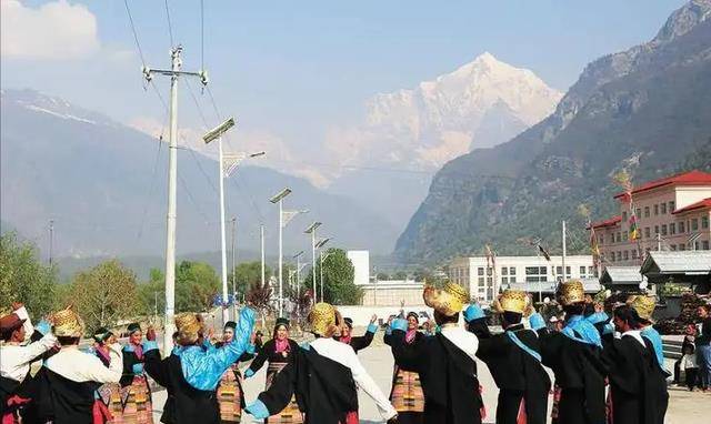 达曼人的身份证上明确写着"藏族",这是他们对自己身份的认同和自豪.