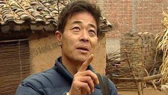 1977年,农民黄延秋三次被外星人背着飞到上海,此事是?