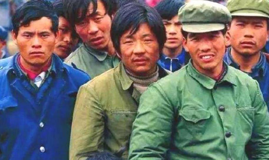 83年严打:50名菜刀队成员被判处死刑,"公交惨案"是其_