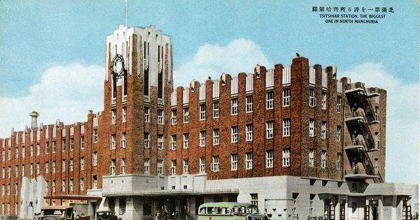 图二是1942年的齐齐哈尔火车站,原站舍在1935年被烧毁,这栋建筑是1936