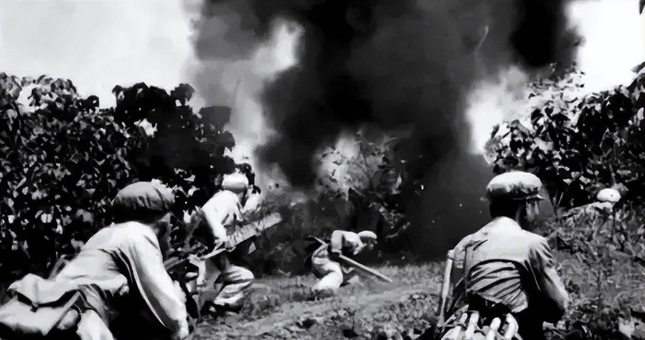 1950年韩国军队发起冲锋,手中还拿着苹果 邓岳下令:先不打_麦克阿瑟