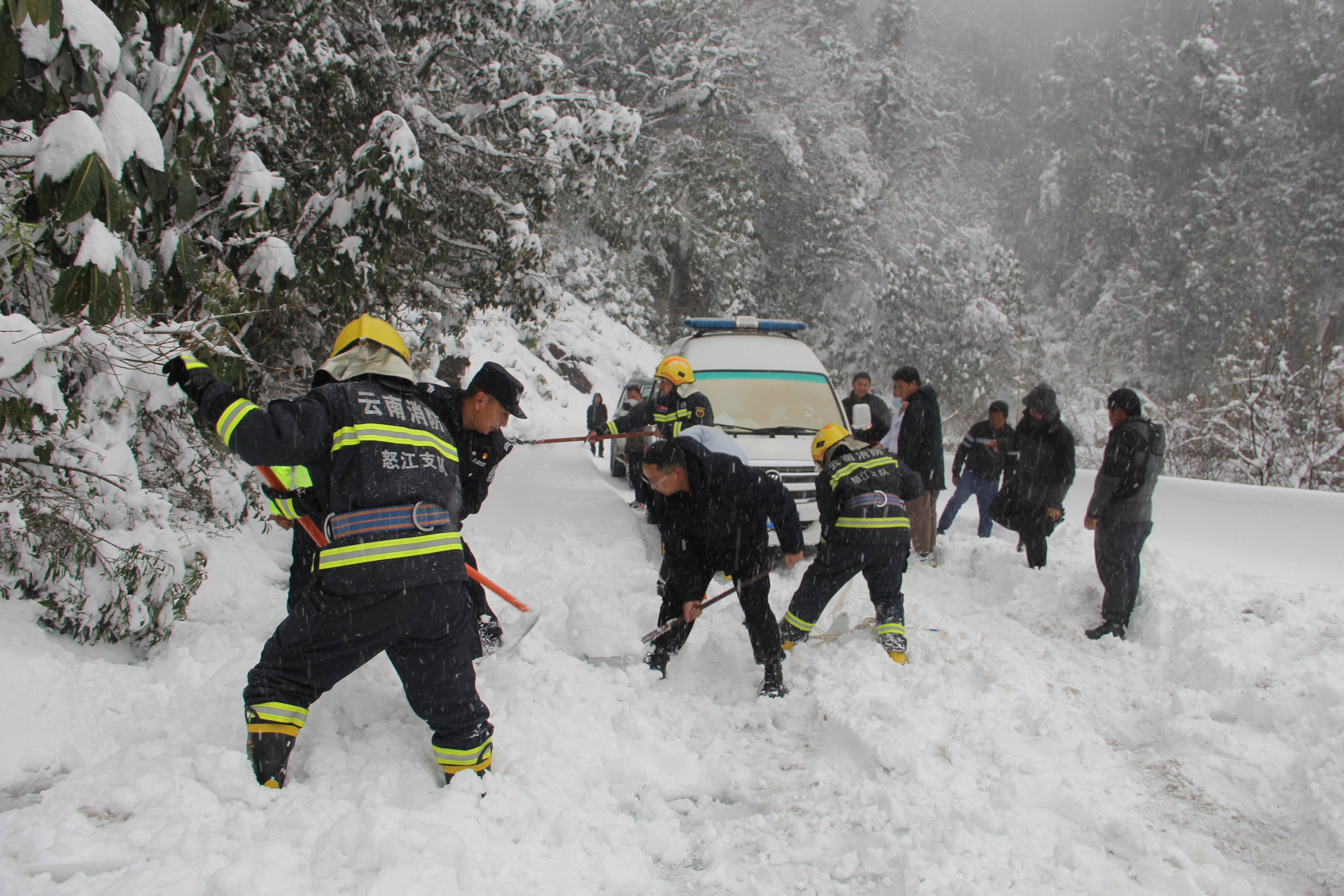云南怒江:雪地坚守,高寒山区全力以赴守护好过年回家路_片马镇_路段