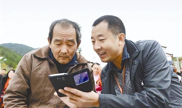 陈行甲:强硬反腐第一人,中国最牛县委书记为何突然辞职人生转场_巴东