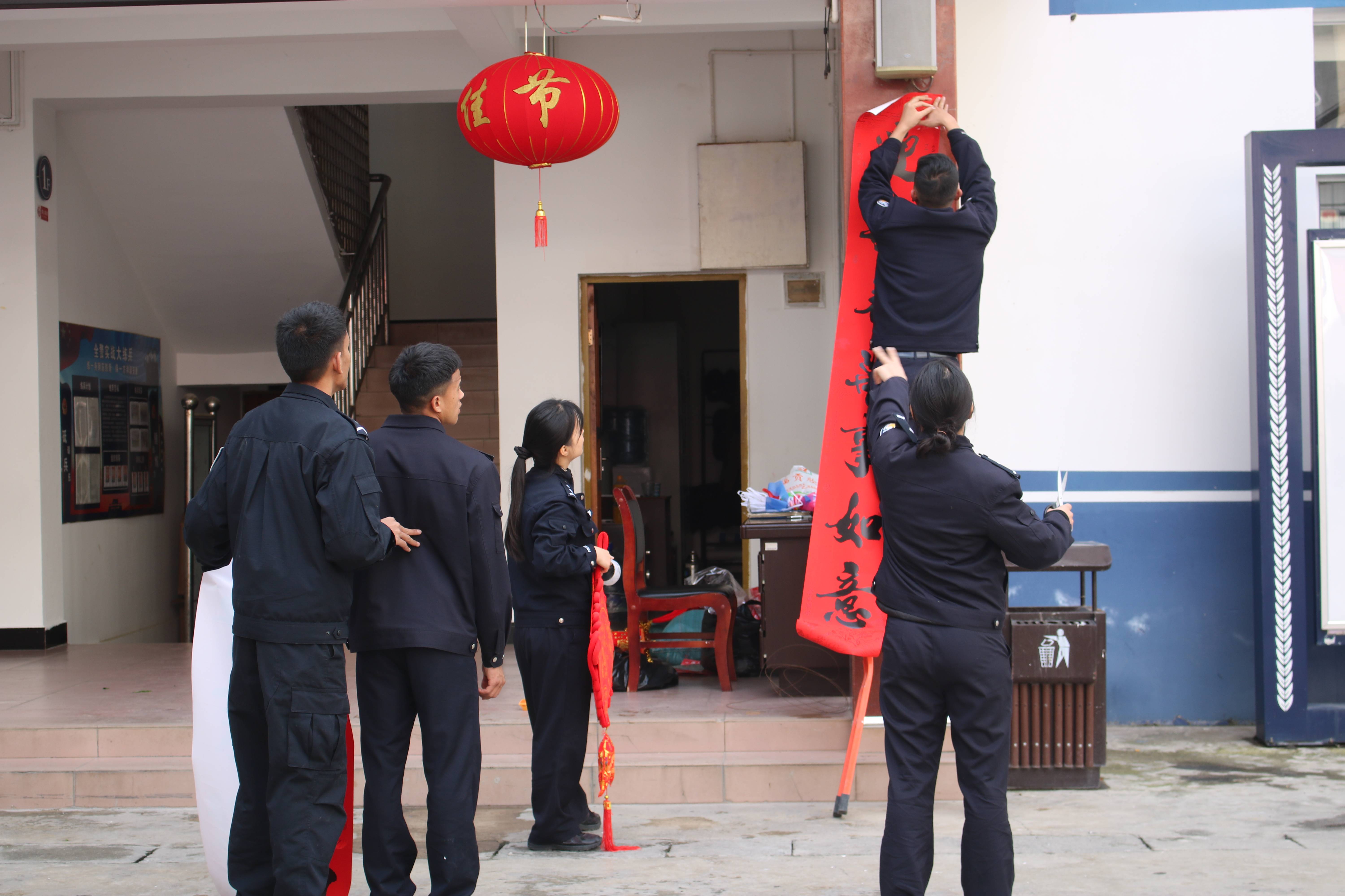 藏蓝警服图片