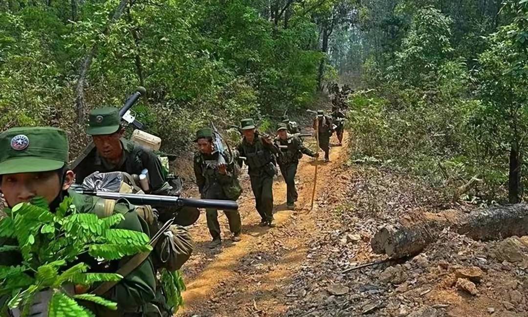 缅甸腊戌打起来了,双方打得贼狠的,集束弹狂轰_缅军