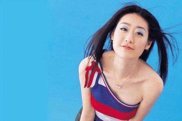 其实李卉的成名经历也是很神奇的,李卉从小就是一个非常喜欢艺术的