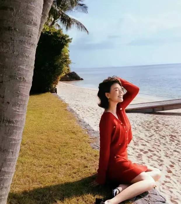 马思纯新春海滩随拍,红衣飘飘如仙子下凡!_照片_气质_生活
