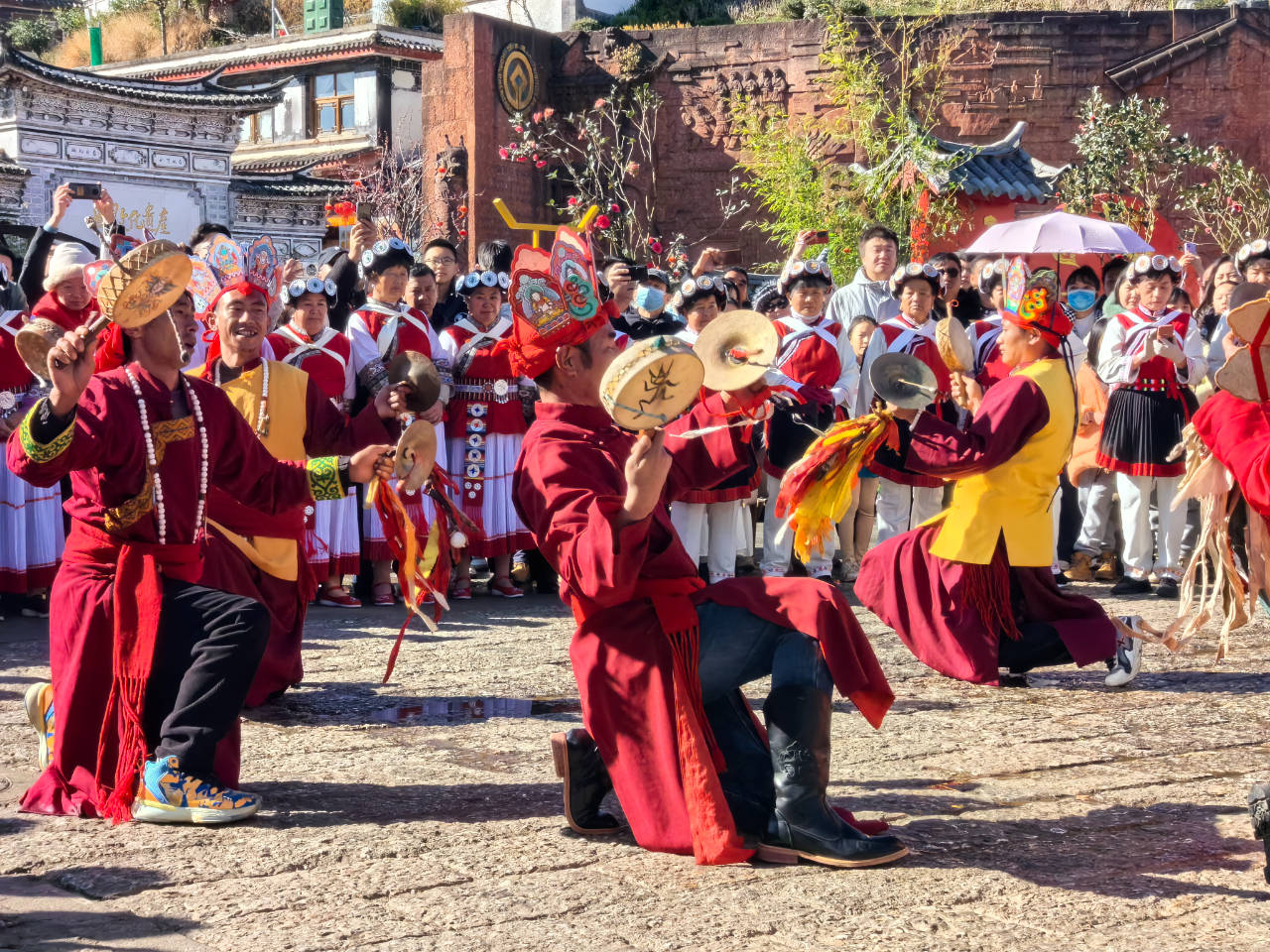 大年初五,纳西族东巴祈福仪式在丽江古城盛大举行,展现独特民族文化