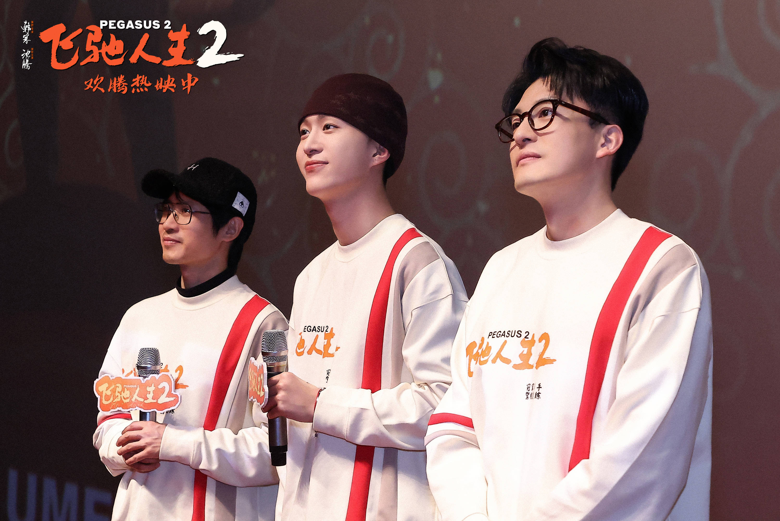 当时拍了好几个通宵,沈腾刚刚动完手术,需要倒着吊威亚,而且还是张驰