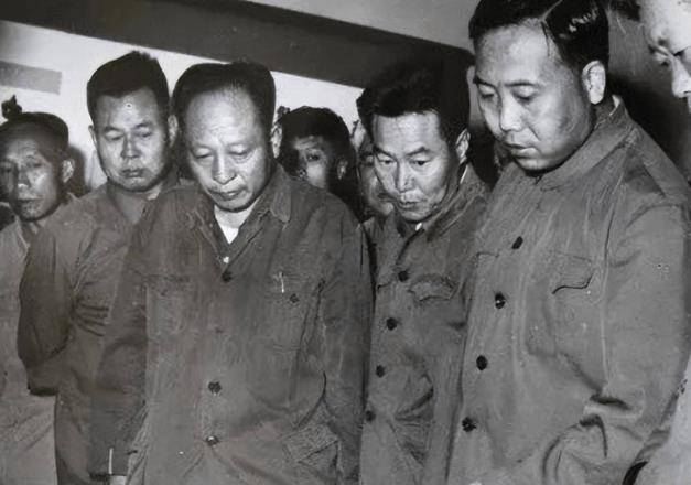 作为一名普通的翻砂工,孙健依旧兢兢业业,虽然工作枯燥又困难,但他硬