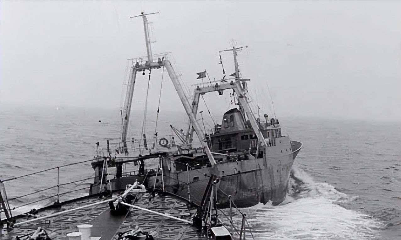 搞笑的鳕鱼之战:30万人口小国三打英国,英国海军对束